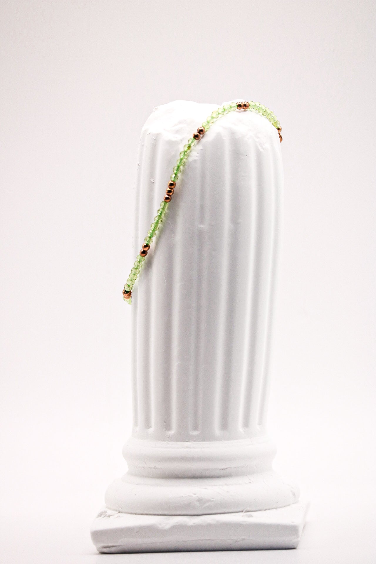 Peridot Beads Bracelet met roségouden kralen – natuurlijke groene edelstenen en elegante afwerking.
