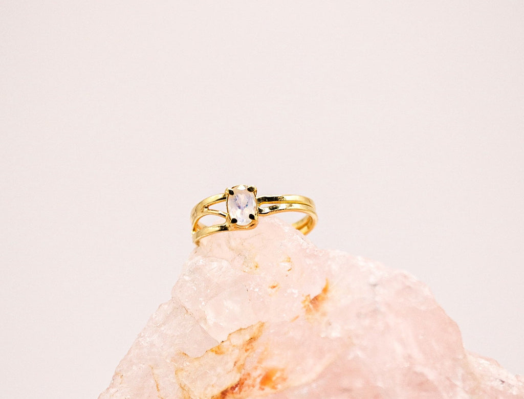 Goudvergulde maansteenring met klassiek ovale edelsteen – elegant en tijdloos design.