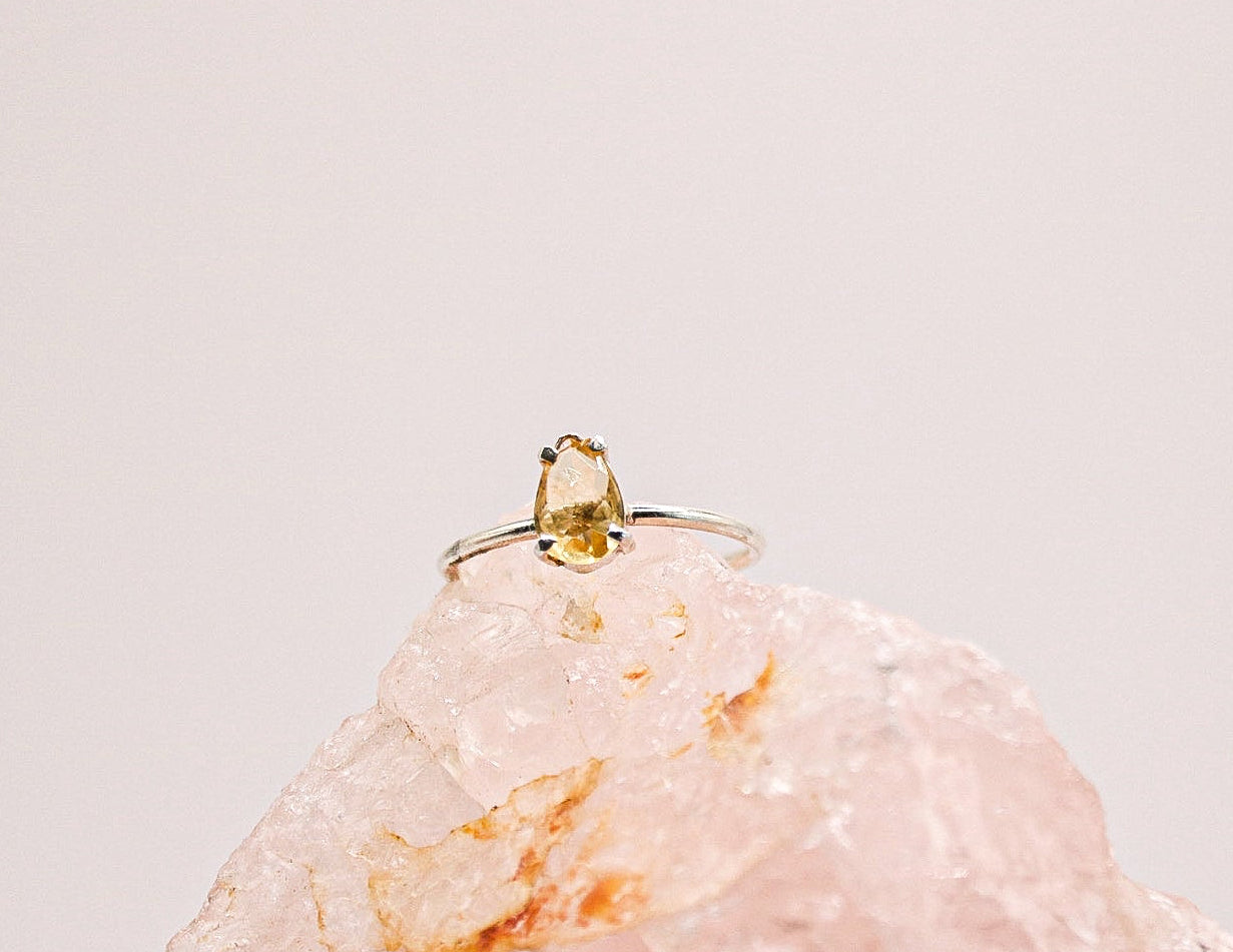 Citrien ring in peer vorm van sterling zilver - elegante damesring met gele edelsteen