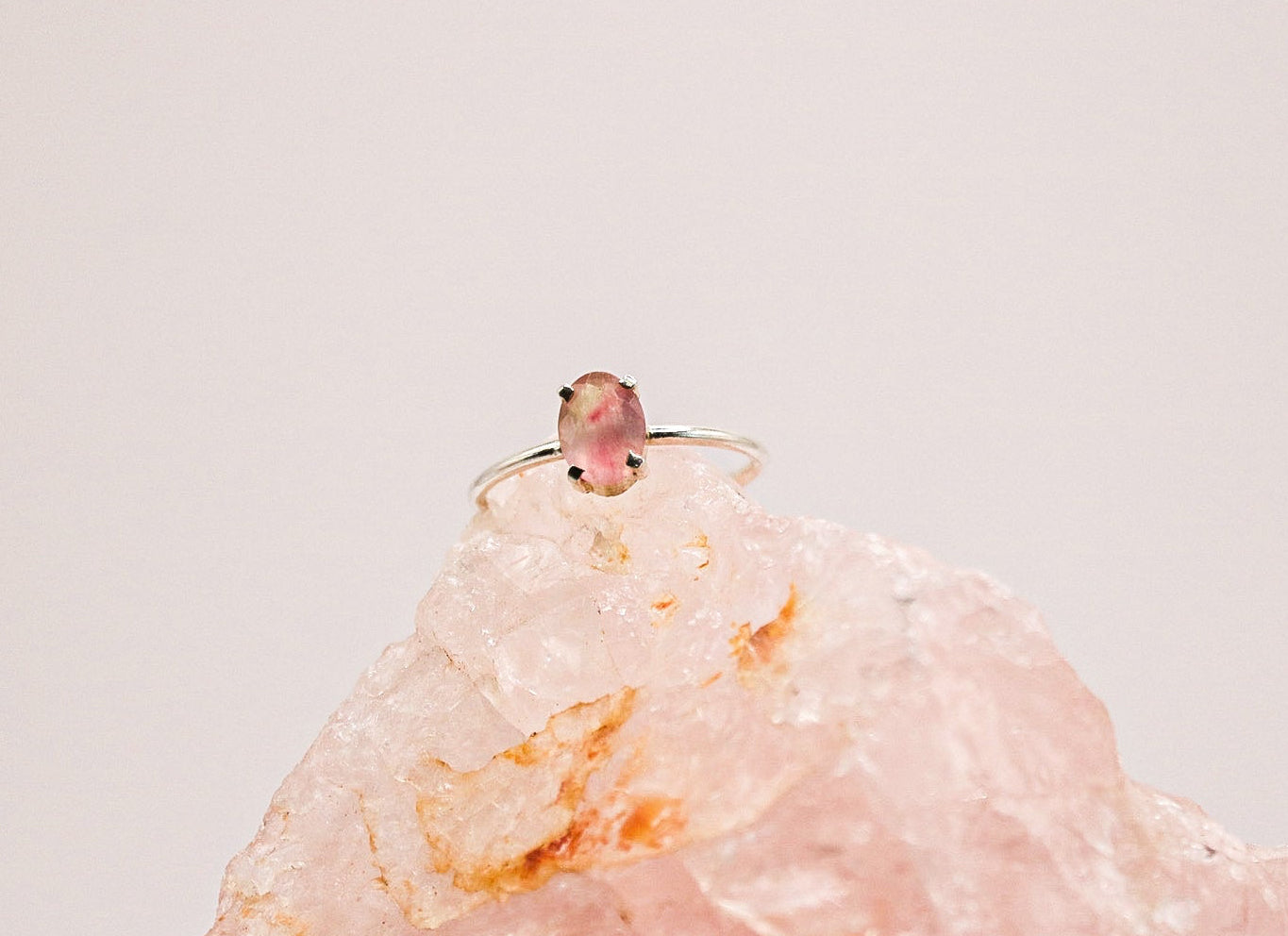 Roze Toermalijn Ring in klassieke ovale vorm van sterling zilver - verfijnde damesring met roze edelsteen die liefde, harmonie en emotionele balans uitstraalt 