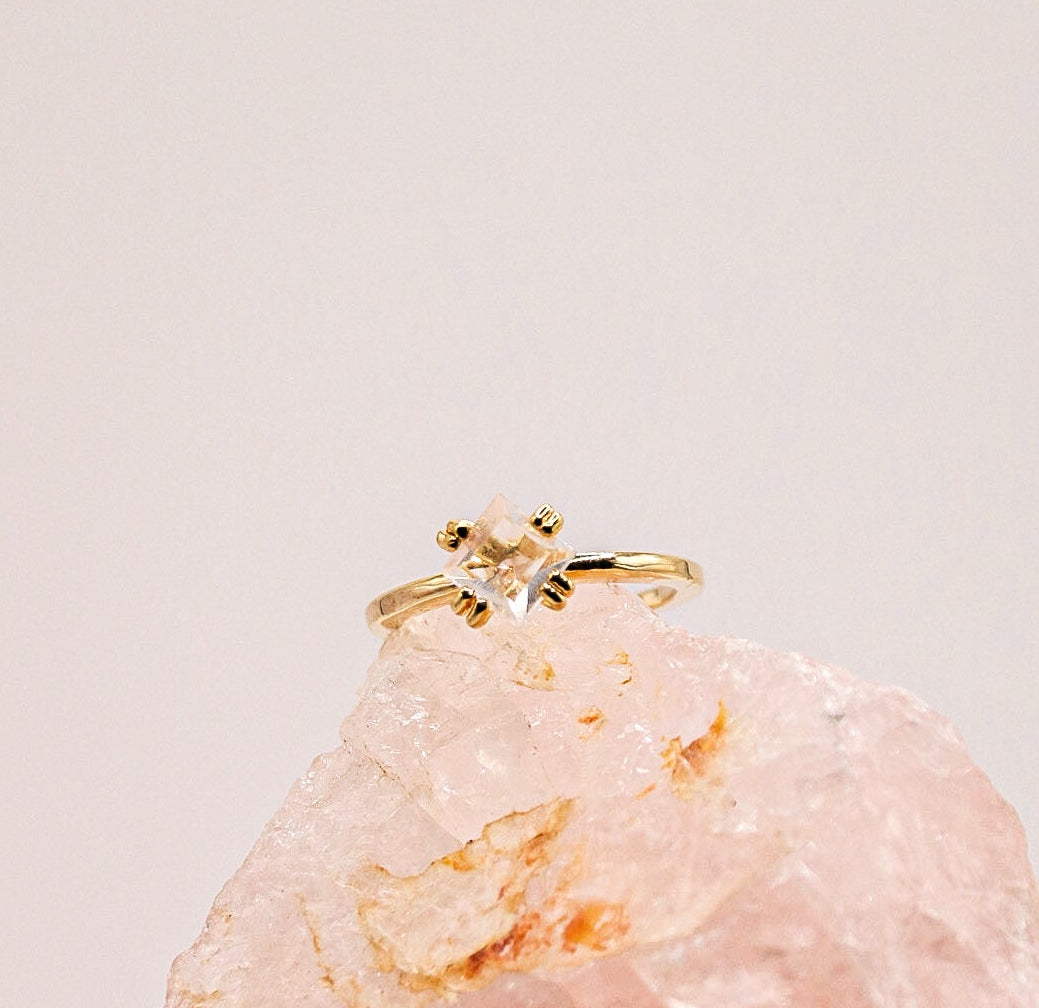 Clear Quartz Rhombus Ring met goud vergulde afwerking, elegant en modern design