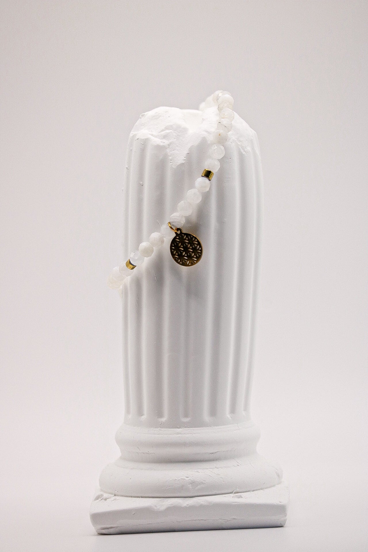 Maansteen armband met gladde kralen en roestvrijstalen details – elegante spirituele sieraden.