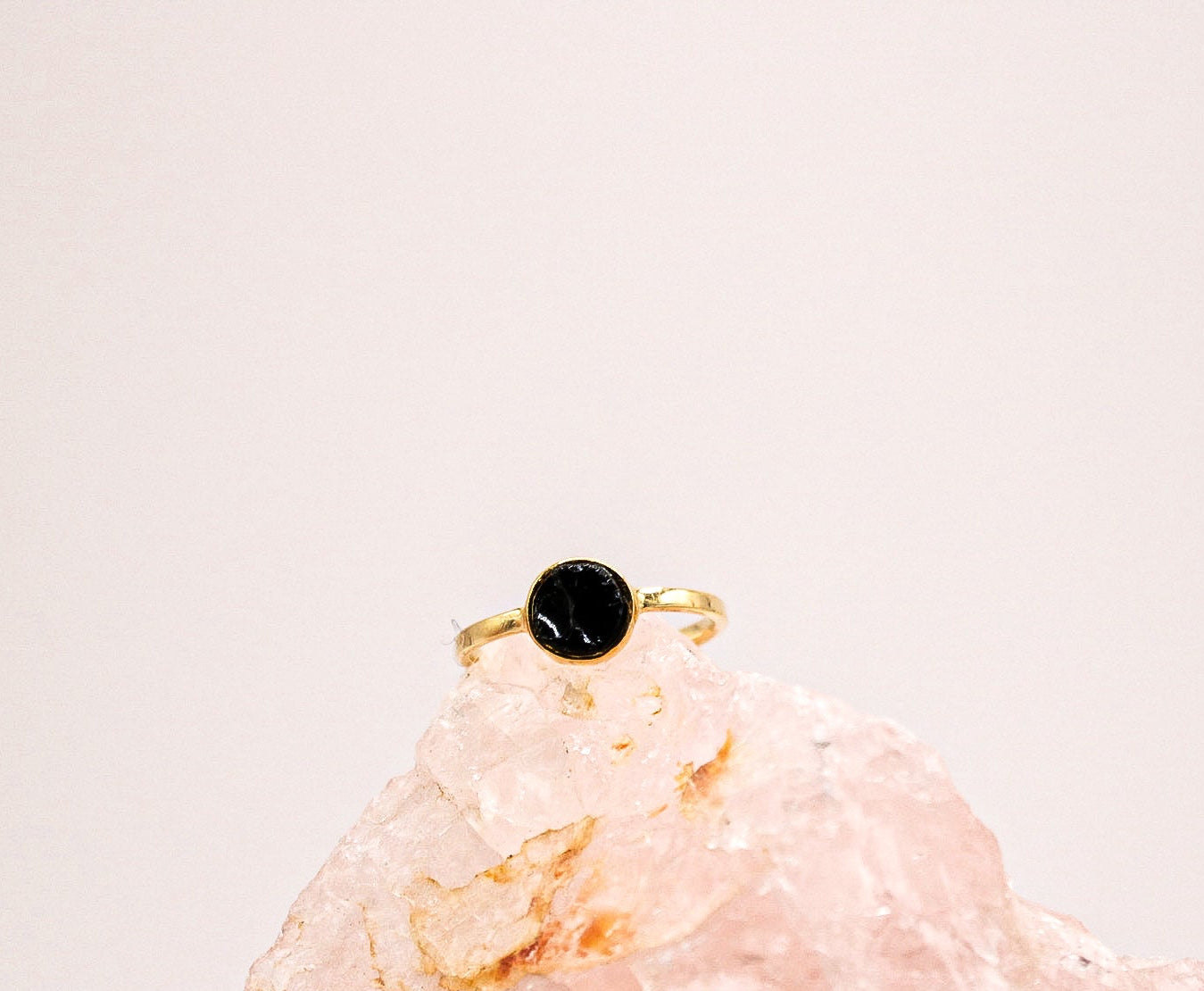 Gouden ring met zwarte obsidiaan in briolette slijping – handgemaakte gold plated ring met beschermende betekenis en luxe uitstraling.