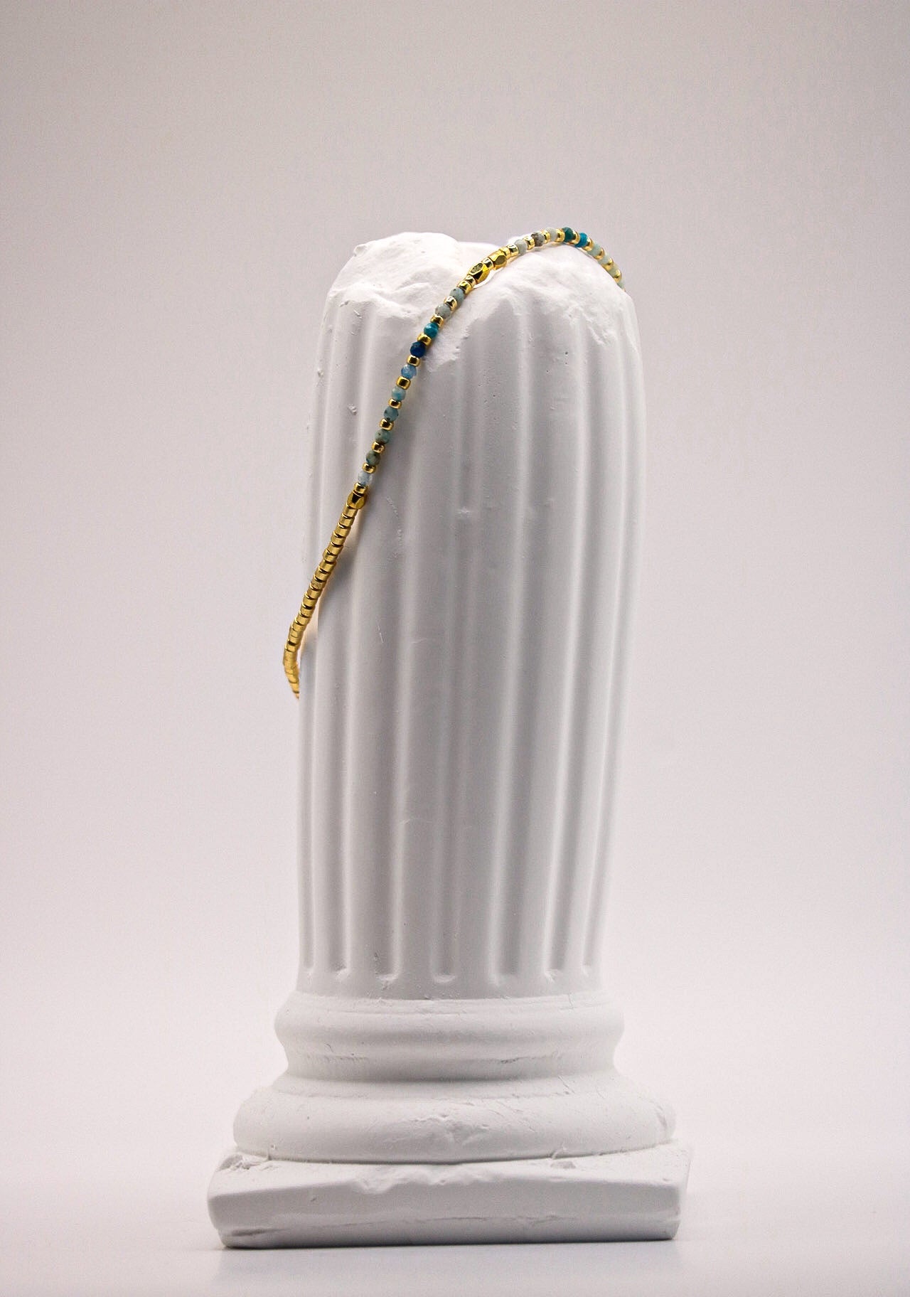 Aquamarine Bracelet – Beads – Gold met zachte blauwe edelstenen en gouden details – elegant en kalmerend design.