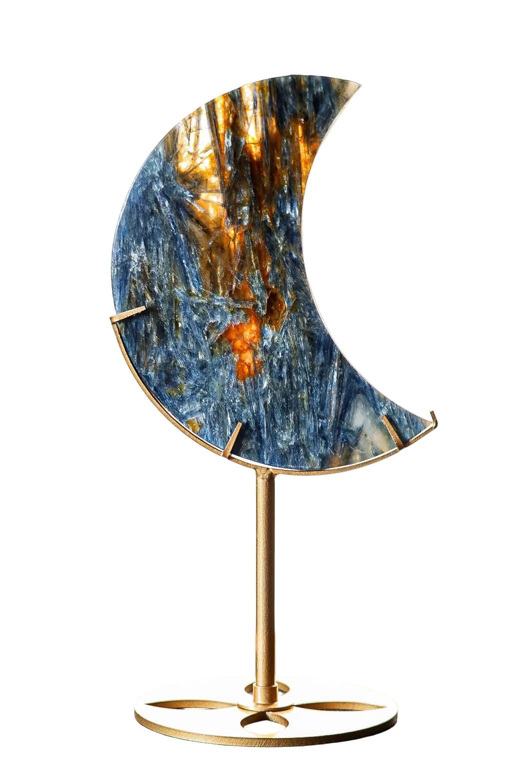 Achterkant van een blauwe kyanite maan met natuurlijke goud-oranje details en gouden standaard