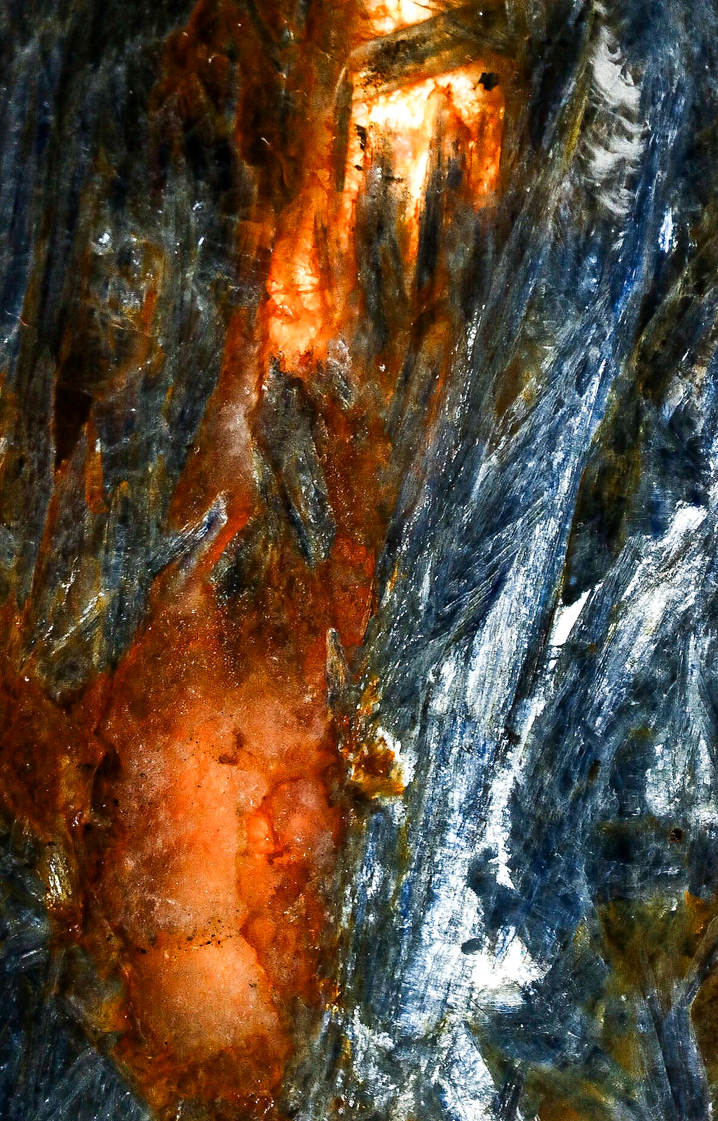 Detail van blauwe kyanite met opvallende natuurlijke goud-oranje kleuraccenten