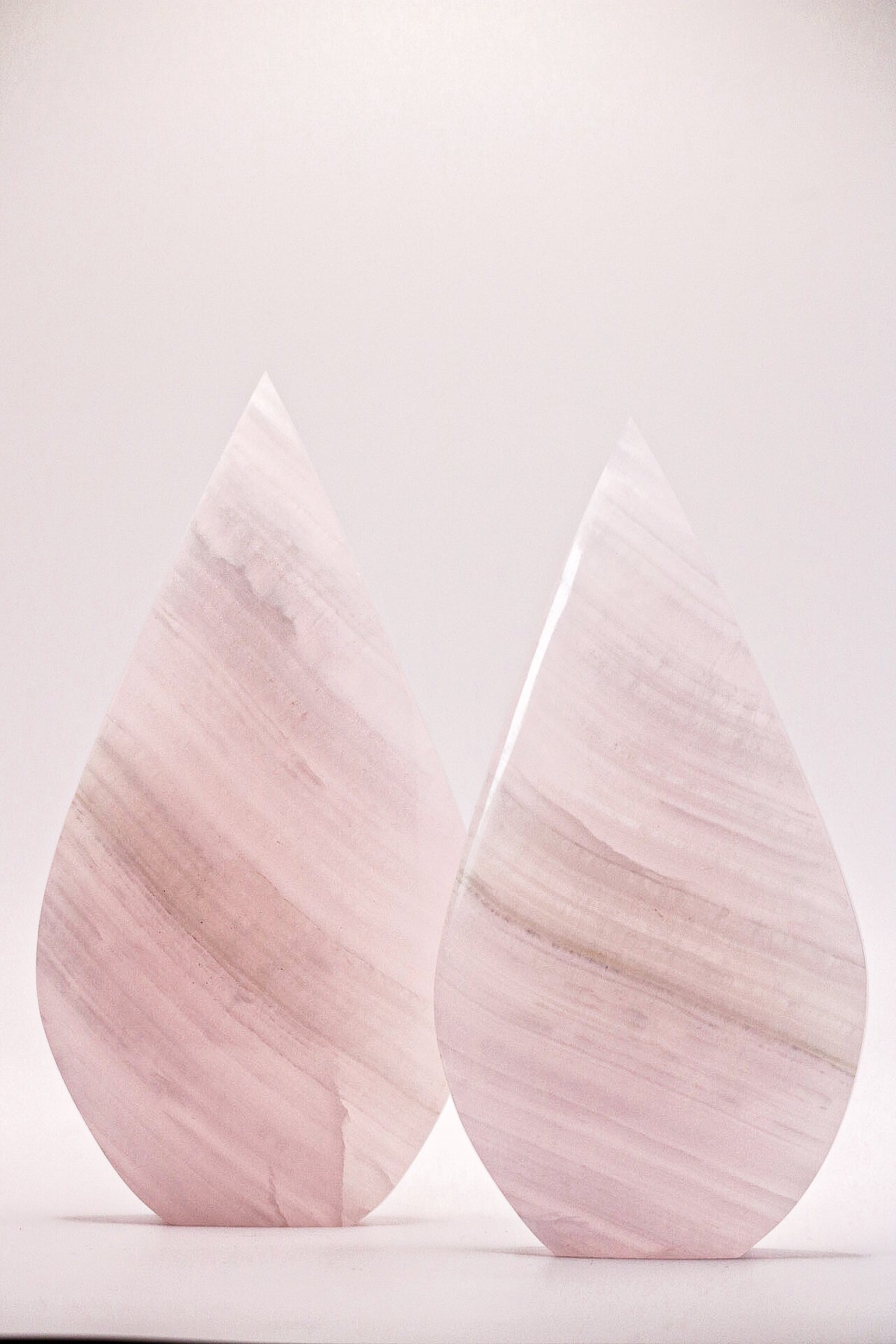 Pink Calcite freeform van 281 gram met zachte blush-roze kleur en natuurlijke witte banding