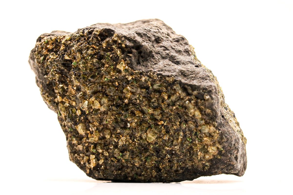 Ruwe peridoot van 158 gram met olijfgroene kristallen en donkere natuurlijke matrix