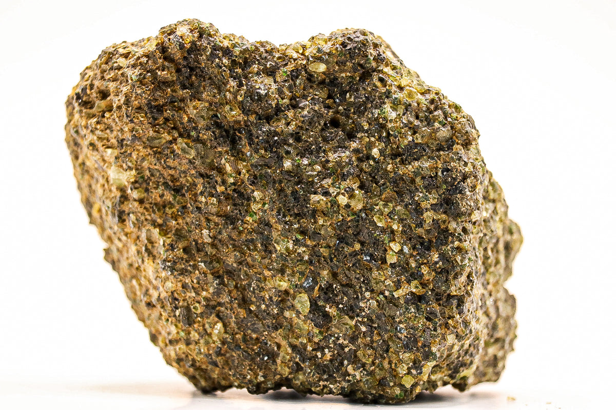 Detail van ruwe peridoot met kleine goudgroene en olijfgroene kristallen