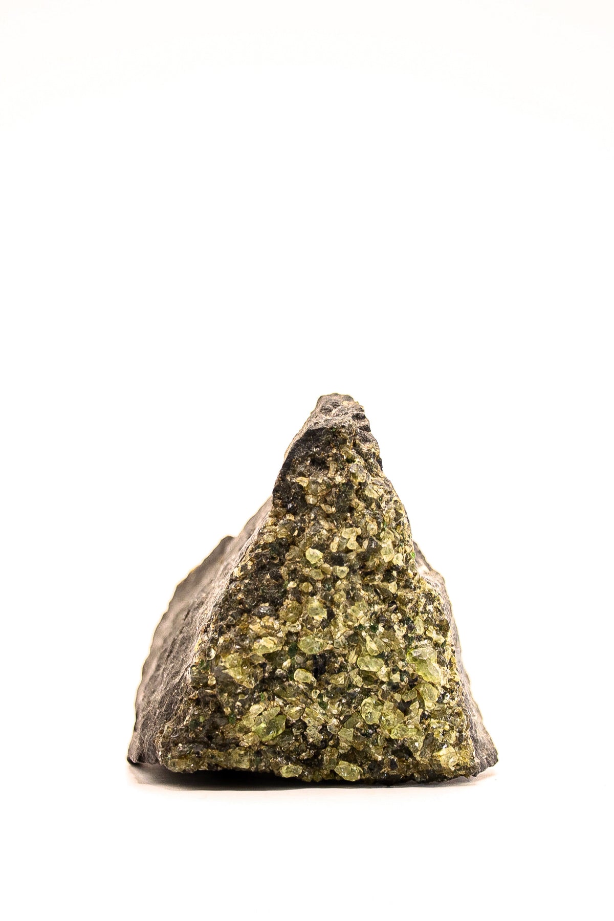 Ruwe peridoot van 82 gram met olijfgroene kristallen en donkere natuurlijke matrix