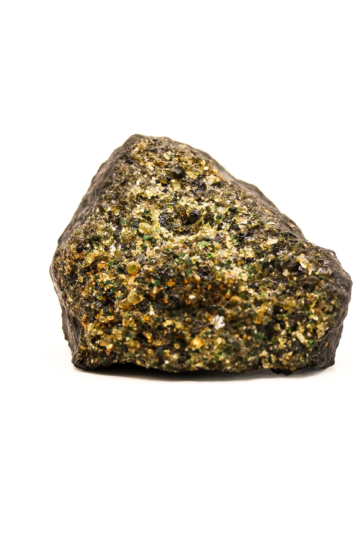Ruwe peridoot van 90 gram met natuurlijke olijfgroene en goudgroene kristallen
