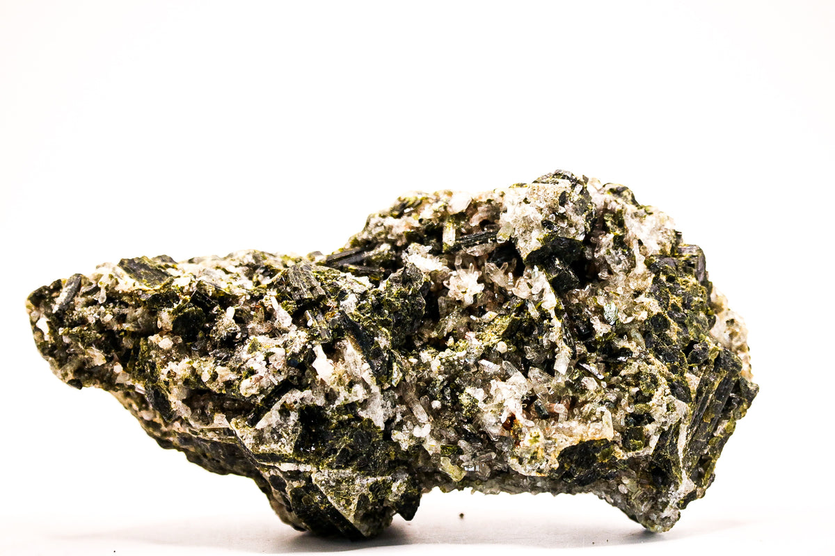 Achterkant van een uniek ruw zwarte toermalijn mineraalspecimen