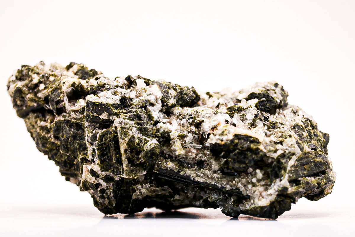 Ruwe zwarte toermalijn van 393 gram met lange natuurlijke kristalstructuren